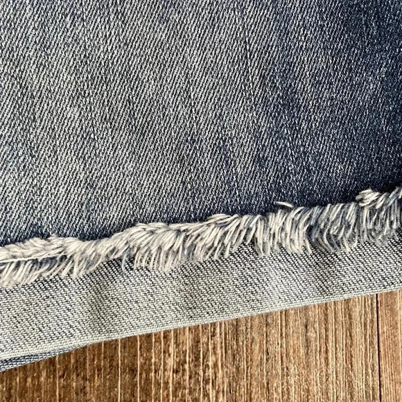 Signature  Levi’s |High -Rise Shorts - Picture 8 of 8